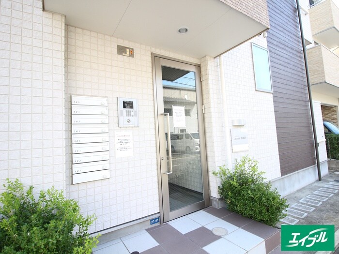 物件外観写真3　(エントランス部分)