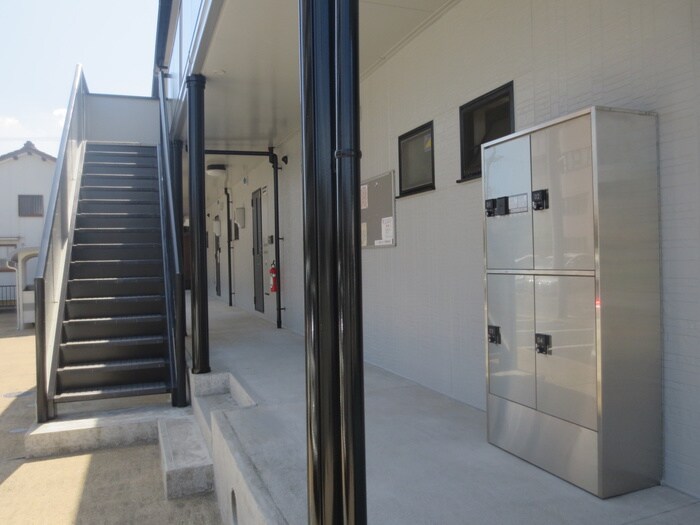 物件外観写真4　(エントランス部分)