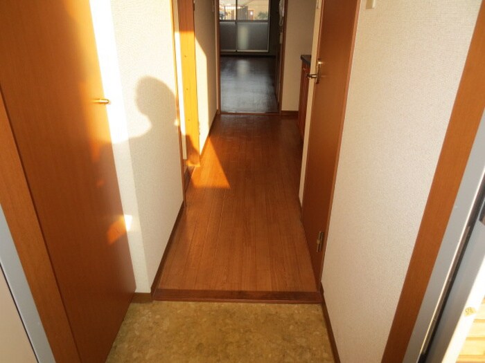 物件内観写真12　(玄関)
