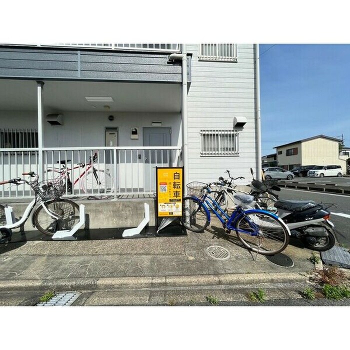 物件外観写真4　(駐輪場)