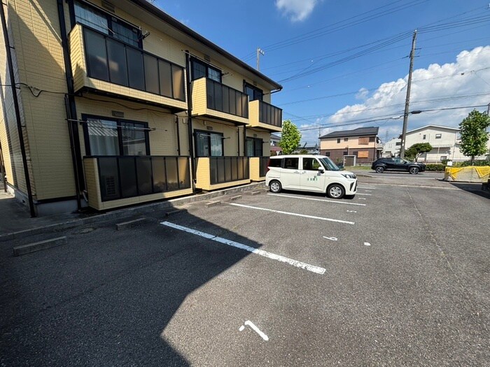 物件外観写真3　(駐車場)