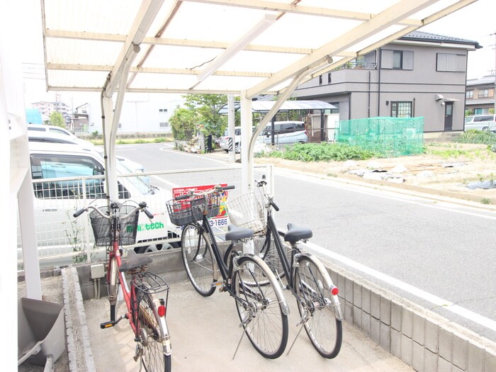 物件外観写真4　(駐輪場)