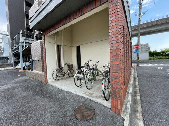 物件外観写真4　(駐輪場)