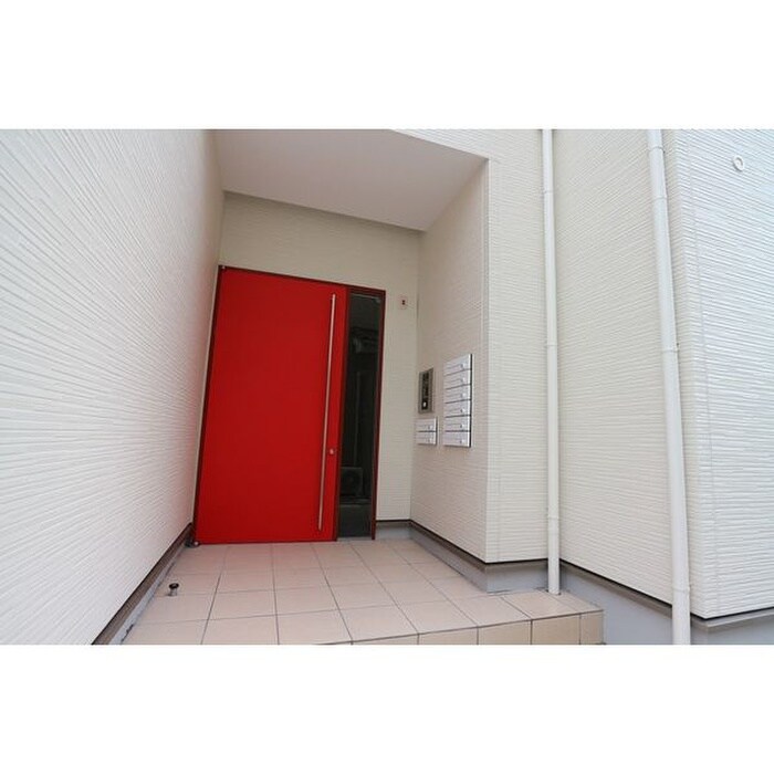 物件外観写真2　(エントランス部分)