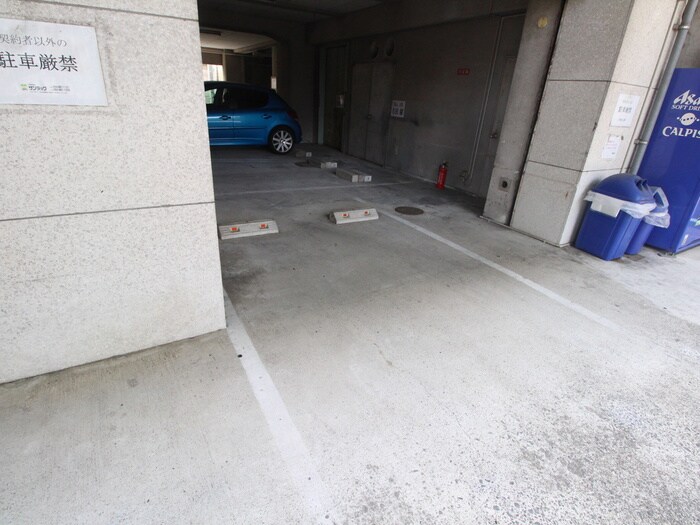 物件外観写真4　(駐車場)