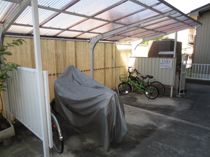 物件外観写真4　(駐輪場)