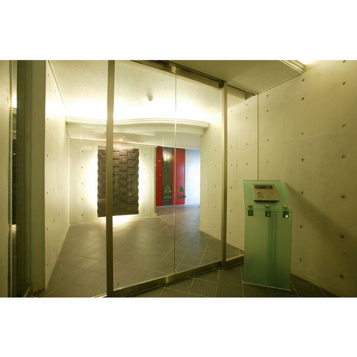 物件外観写真2　(エントランス部分)