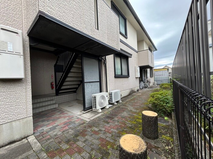 物件外観写真6　(エントランス部分)