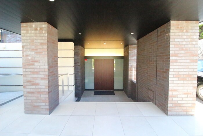 物件外観写真4　(エントランス部分)