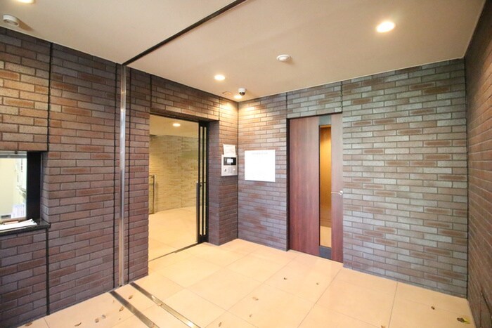 物件外観写真5　(エントランス部分)