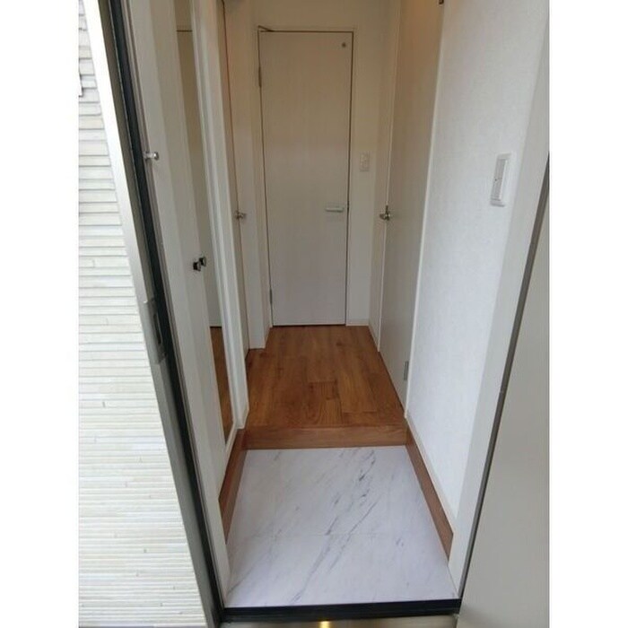 物件内観写真5　(玄関)