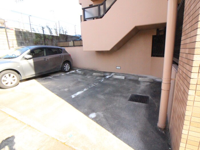 物件外観写真6　(駐車場)