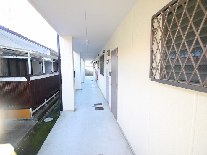 物件外観写真6　(エントランス部分)