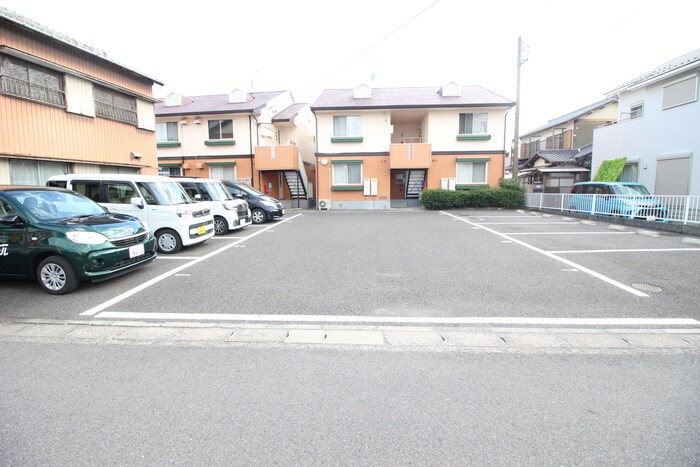 物件外観写真2　(駐車場)