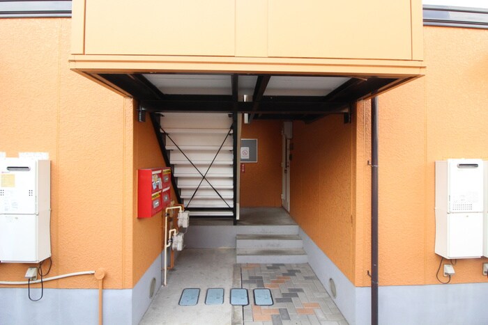 物件外観写真3　(エントランス部分)