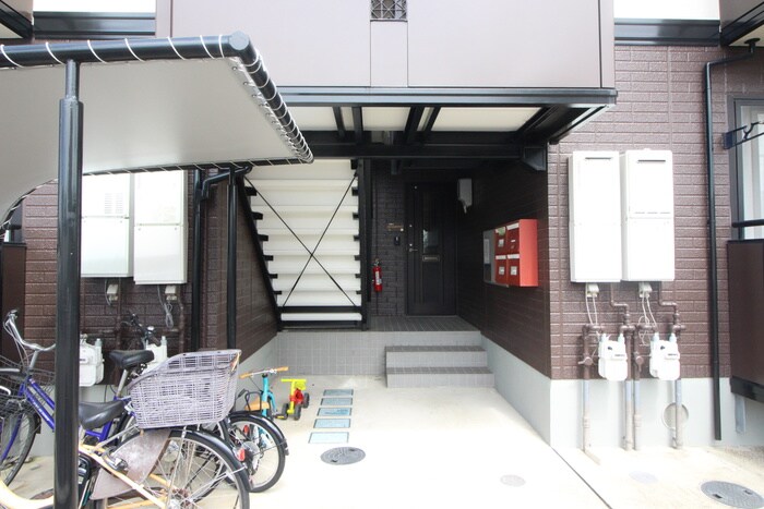 物件外観写真3　(エントランス部分)