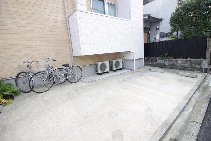 物件外観写真6　(駐車場)