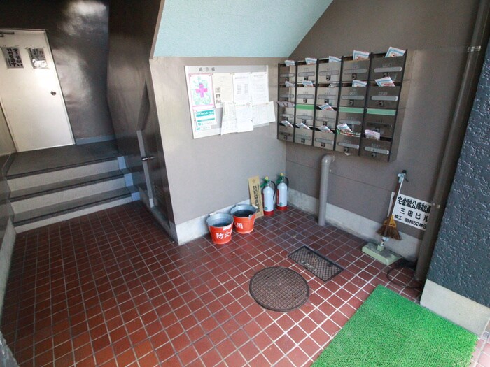 物件外観写真3　(エントランス部分)