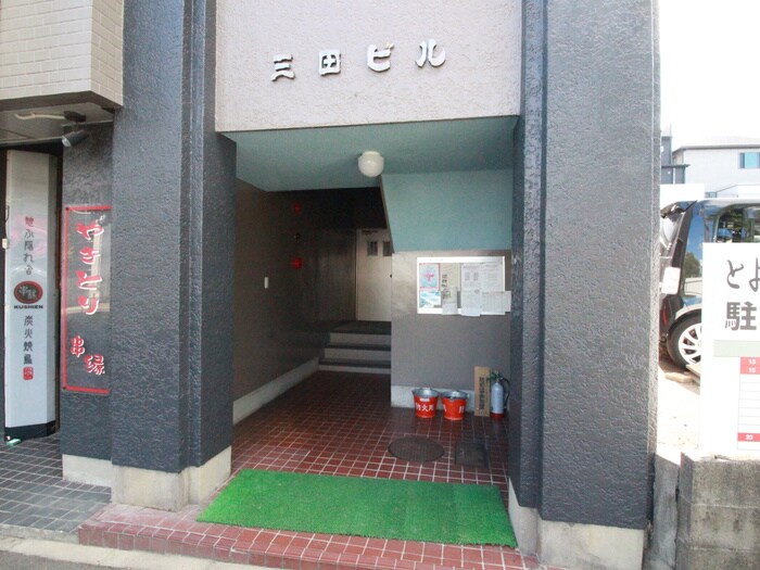 物件外観写真4　(エントランス部分)