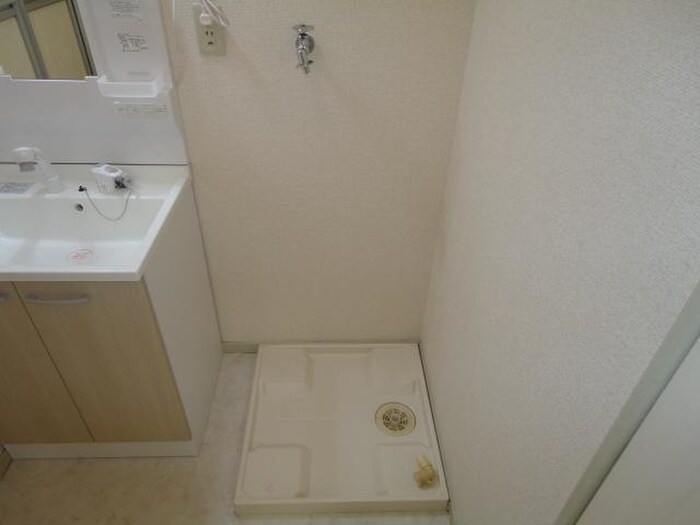 物件内観写真16　(洗濯機置場)