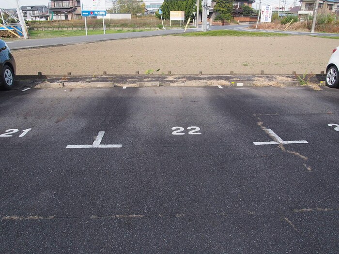 物件外観写真6　(駐車場)