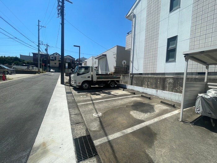 物件外観写真2　(駐車場)