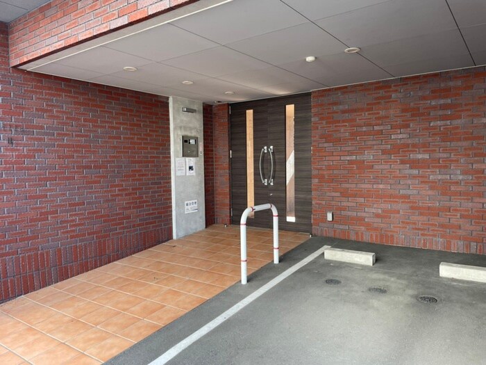 物件外観写真2　(エントランス部分)