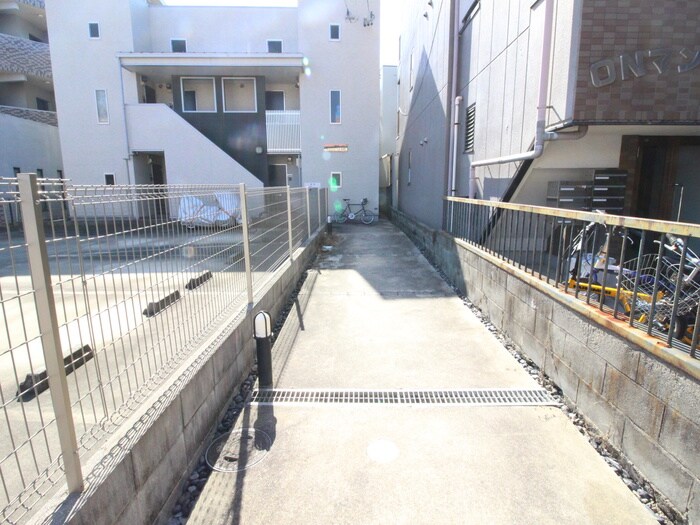 物件外観写真3　(エントランス部分)