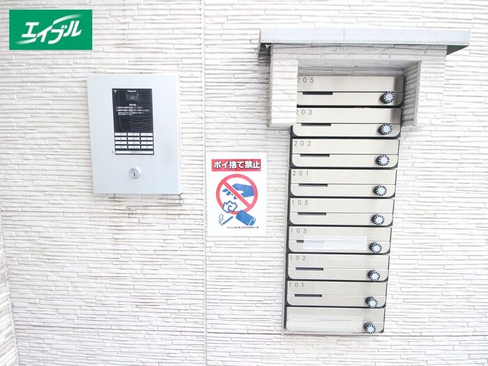 物件外観写真2　(エントランス部分)