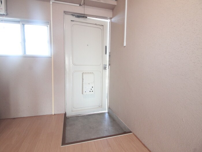 物件内観写真16　(玄関)