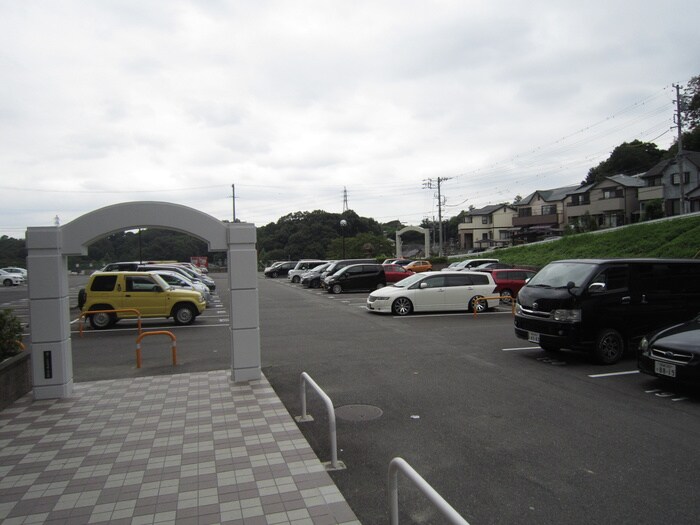 物件外観写真6　(駐車場)