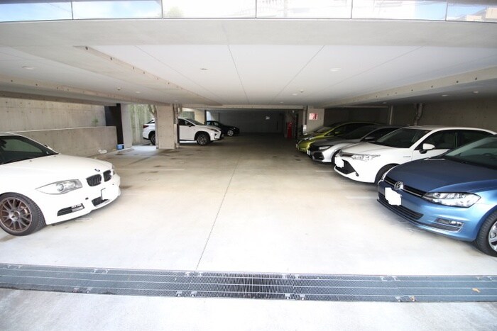 物件外観写真4　(駐車場)