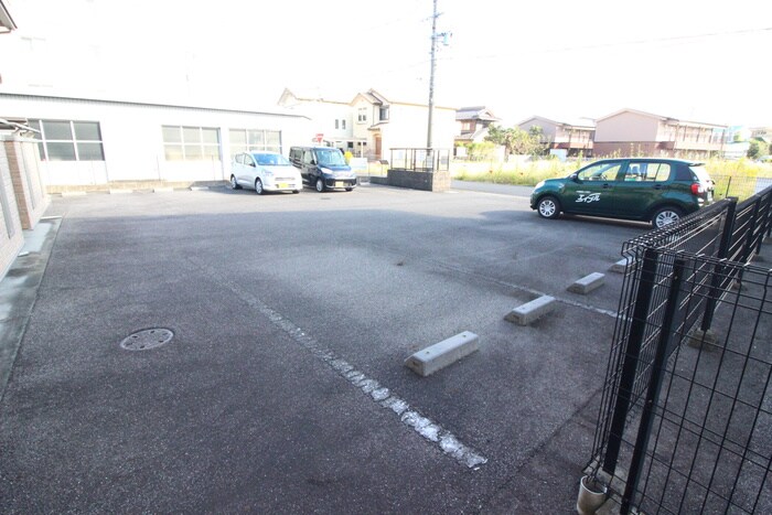 物件外観写真3　(駐車場)