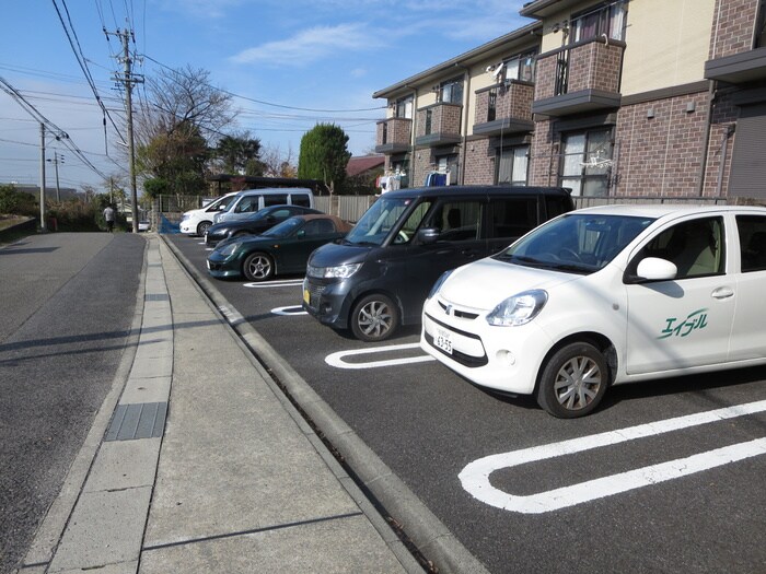 物件外観写真2　(駐車場)