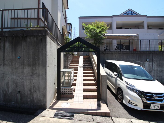 物件外観写真2　(エントランス部分)