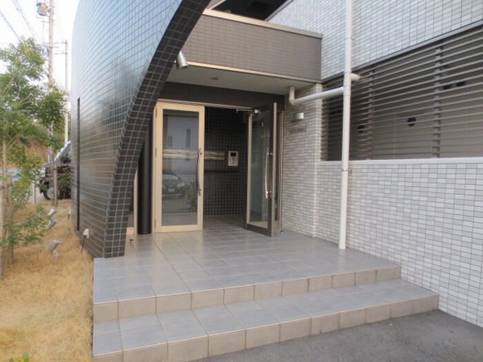 物件外観写真2　(エントランス部分)