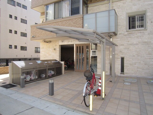 物件外観写真3　(エントランス部分)