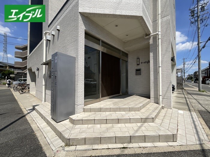 物件外観写真2　(エントランス部分)