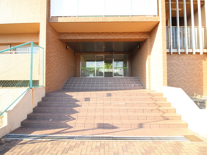物件外観写真6　(エントランス部分)