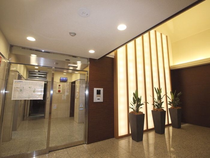 物件外観写真2　(エントランス部分)