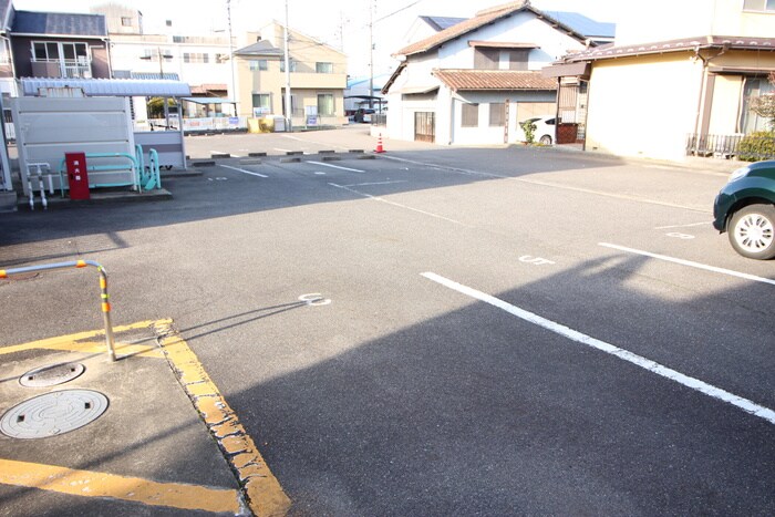 物件外観写真6　(駐車場)
