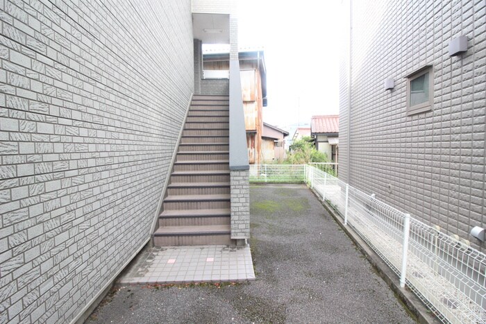 物件外観写真5　(エントランス部分)