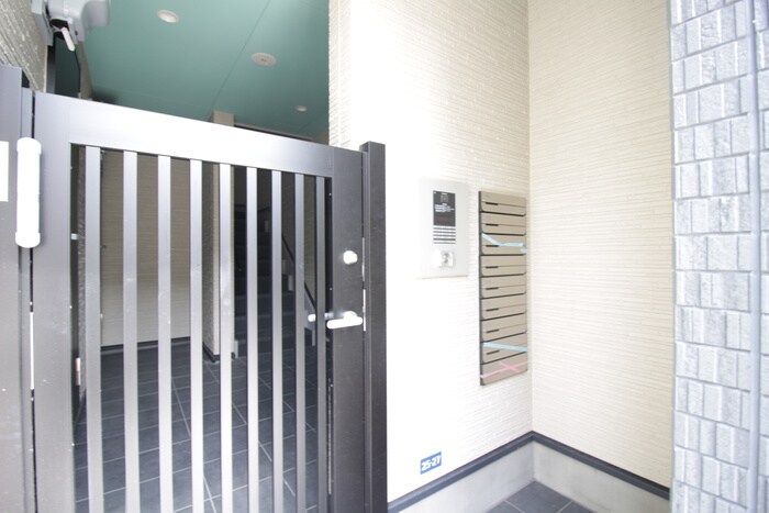 物件外観写真2　(エントランス部分)