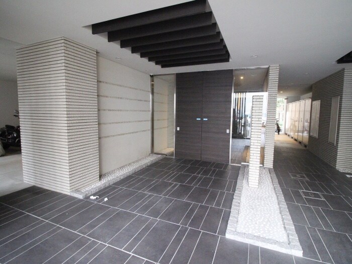 物件外観写真2　(エントランス部分)