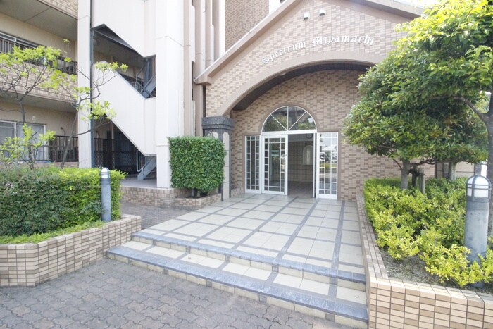 物件外観写真3　(エントランス部分)