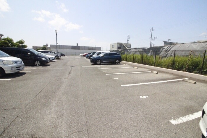 物件外観写真4　(駐車場)