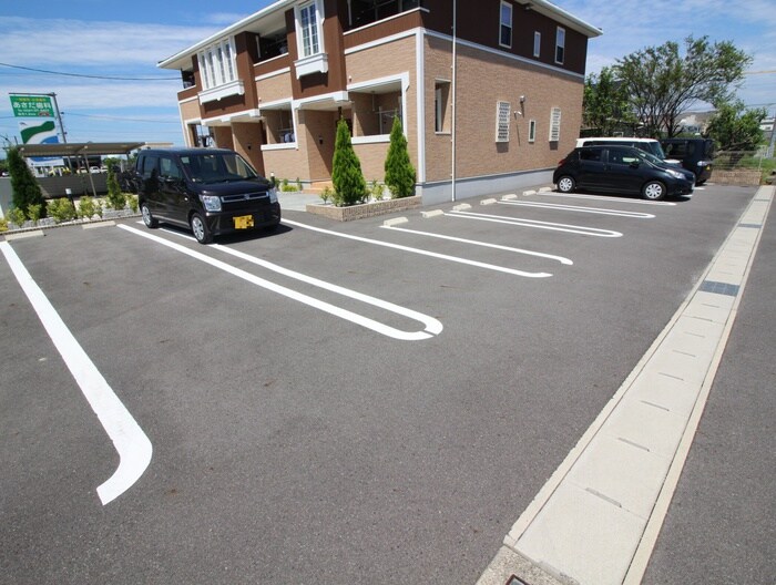 物件外観写真3　(駐車場)