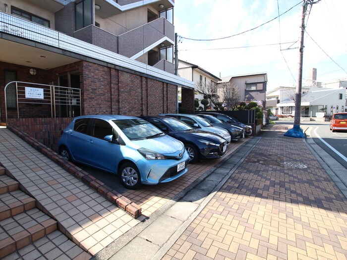 物件外観写真3　(駐車場)