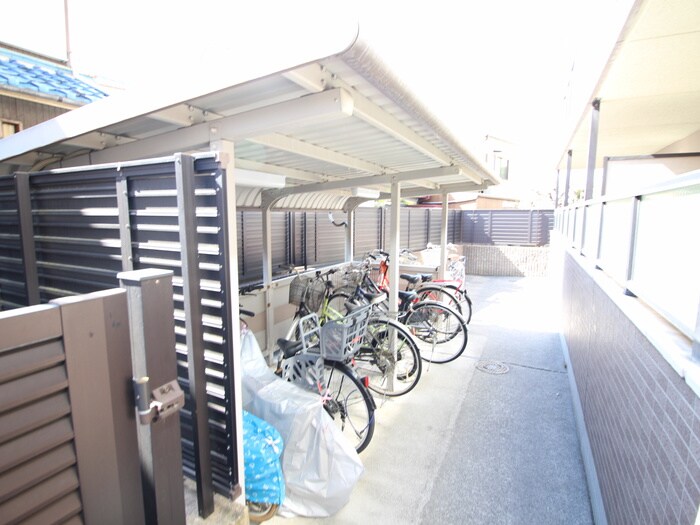 物件外観写真4　(駐輪場)