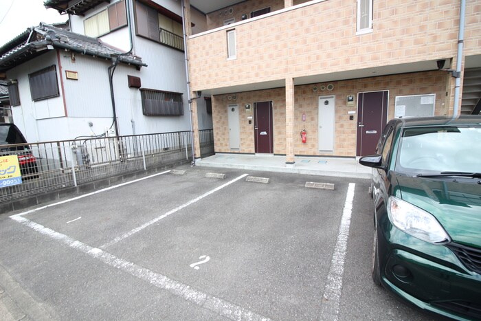 物件外観写真4　(駐車場)